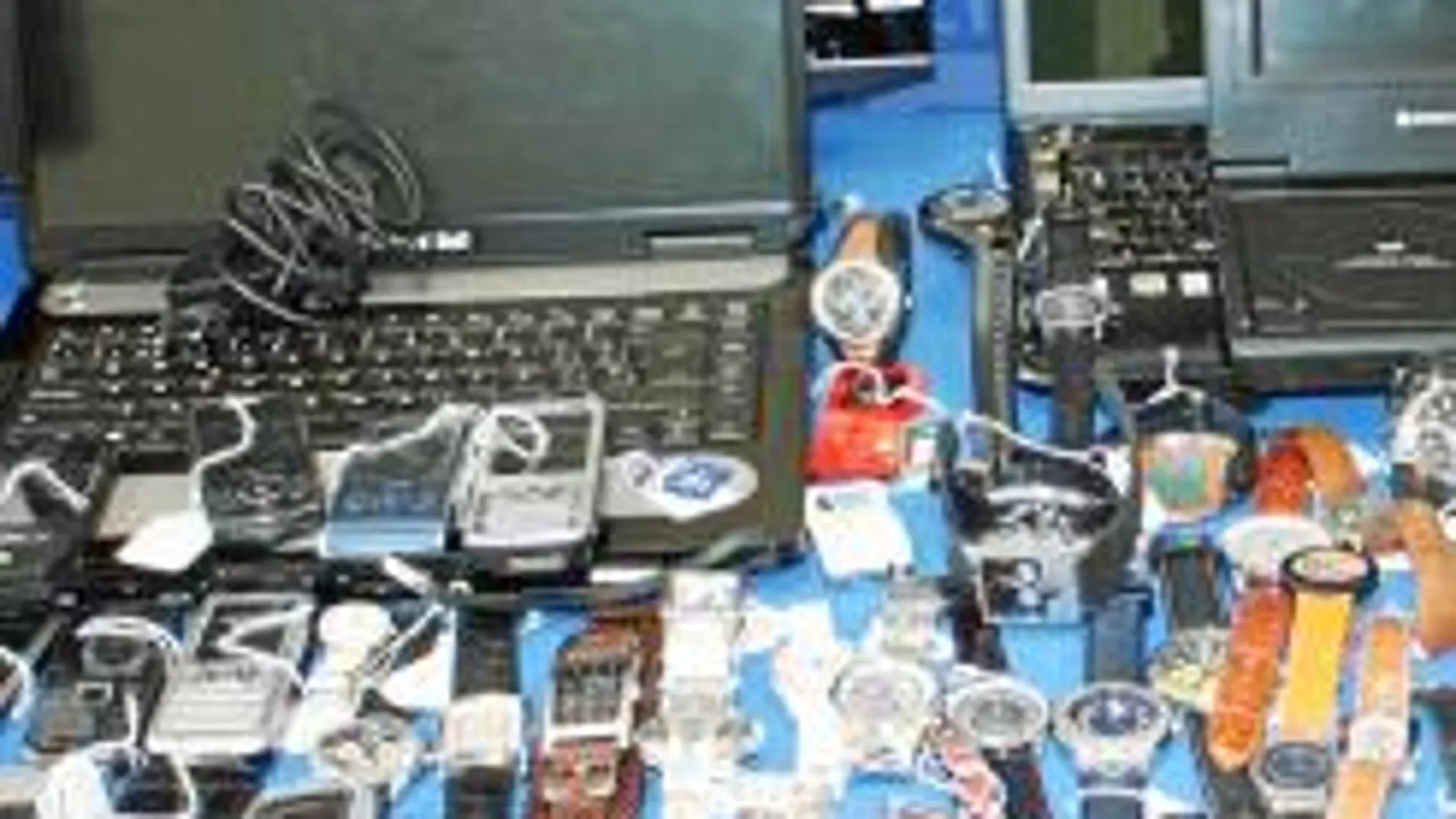 La Policía se incautó, entre otros objetos, de 68 relojes y 47 móviles