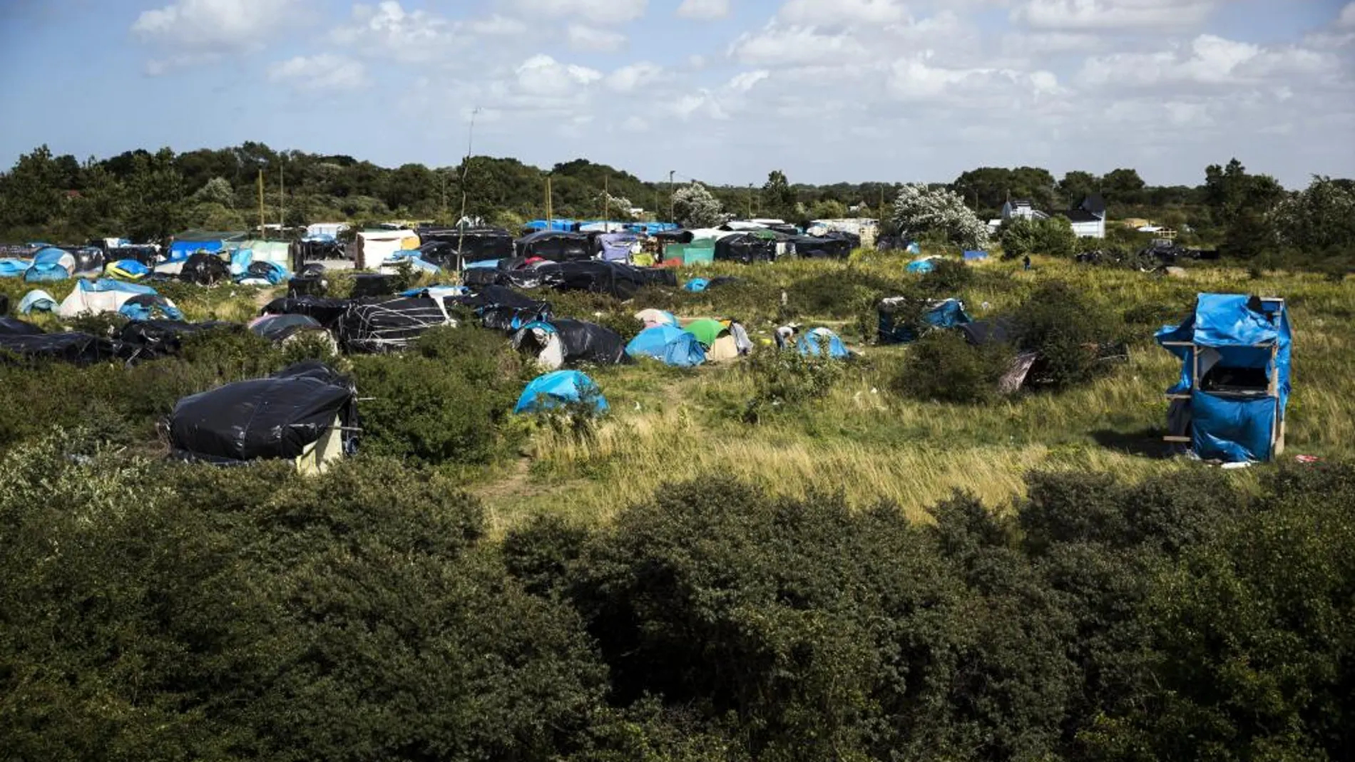 Vista general del campo de refugiados conocido como "la jungla"cerca de Calais, Francia