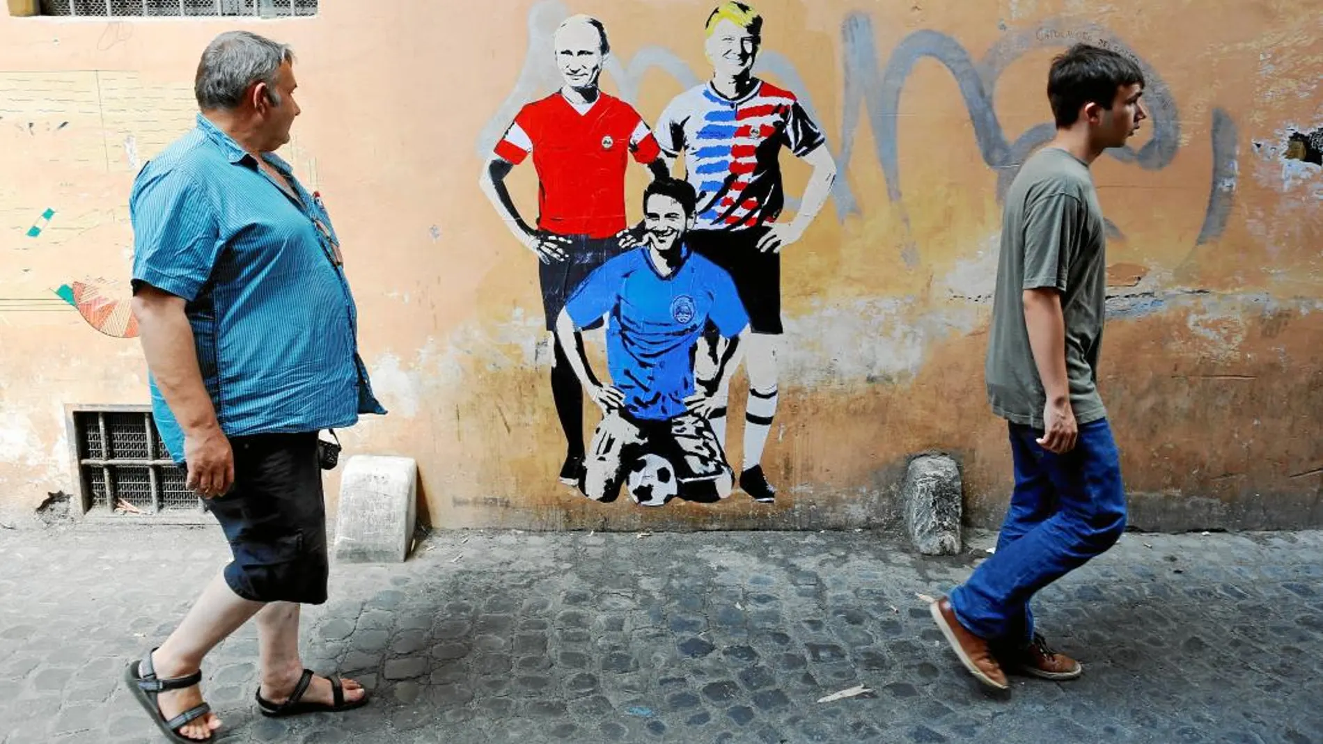 Romanos pasean delante de un mural en la Ciudad Eterna en la que están representados Putin, Trump y Giuseppe Conte