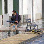 Un vecino de Tocina camina por las calles inundadas