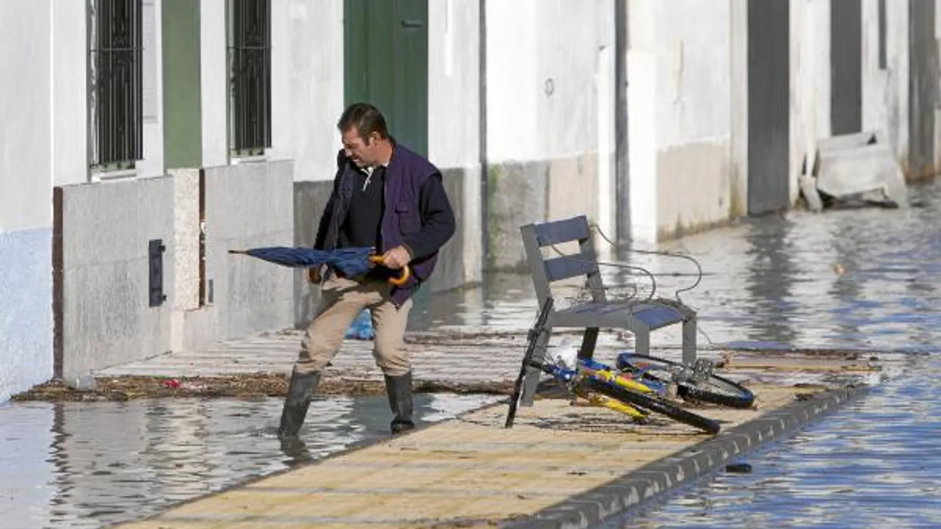 Un vecino de Tocina camina por las calles inundadas