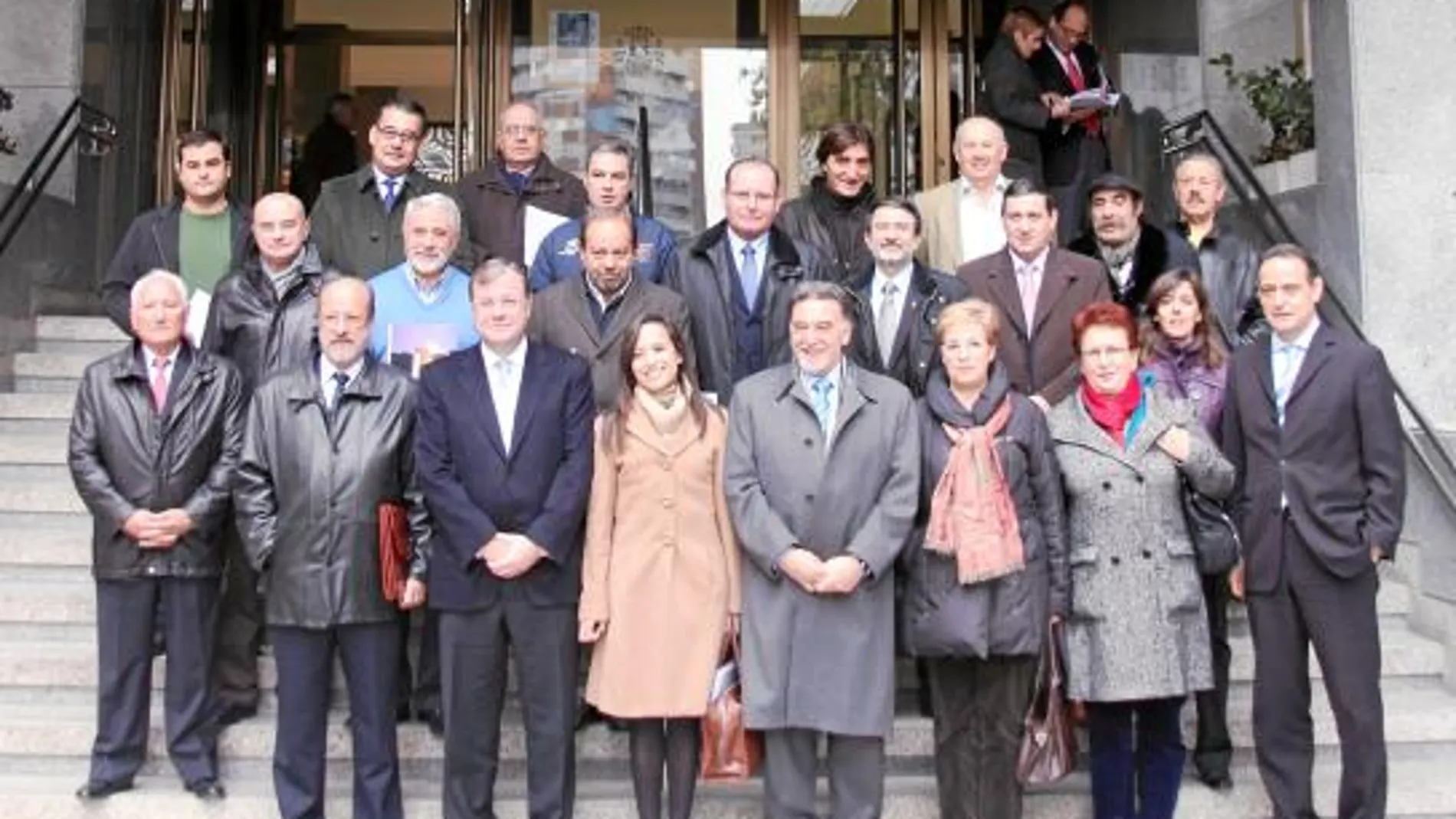 Miguel Alejo, Beatriz Corredor y Antonio Silván con los alcaldes beneficiados por esta medida