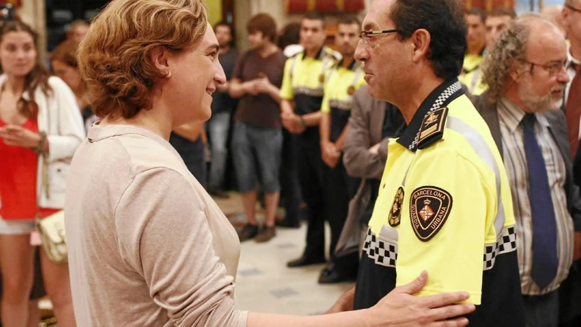 Ada Colau, con un agente de la Guardia Urbana de Barcelona.