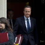 El primer ministro británico David Cameron abandona el 10 de Downing Street