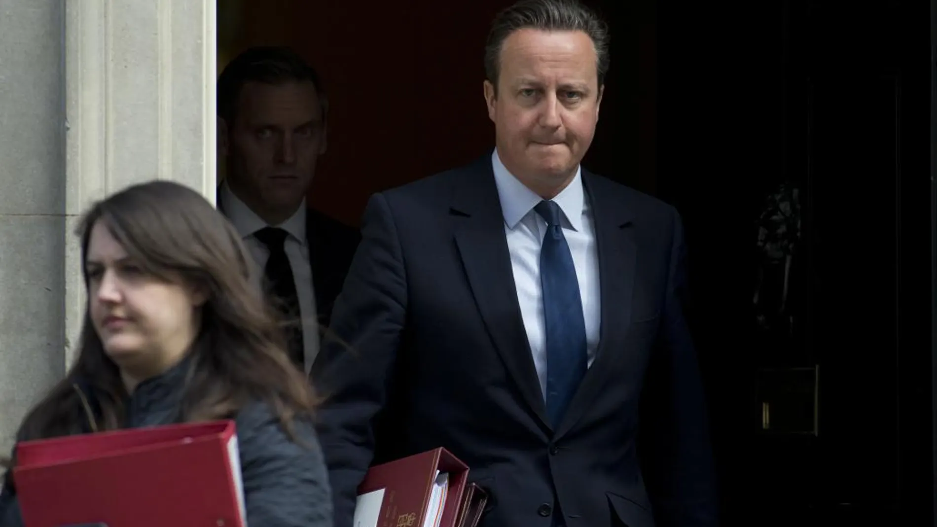 El primer ministro británico David Cameron abandona el 10 de Downing Street