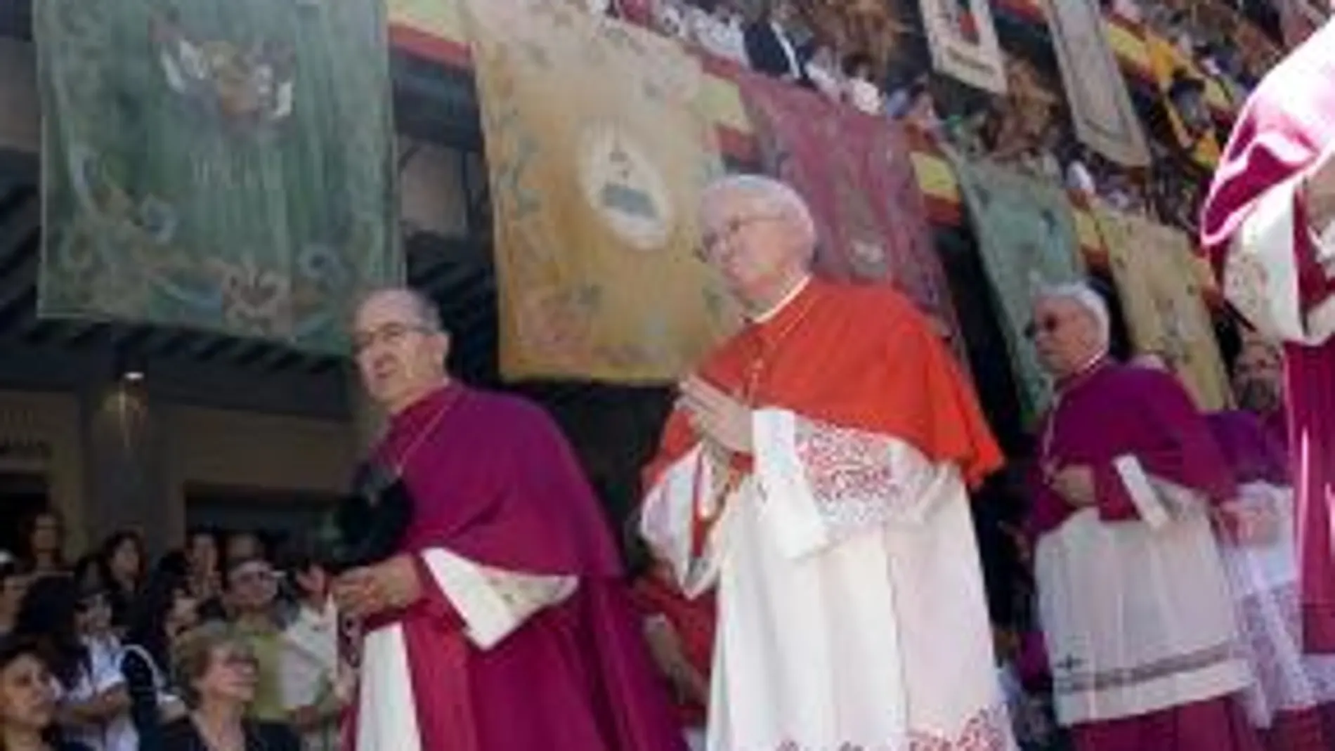 El cardenal Antonio Cañizares durante la procesión del Corpus en Toledo.