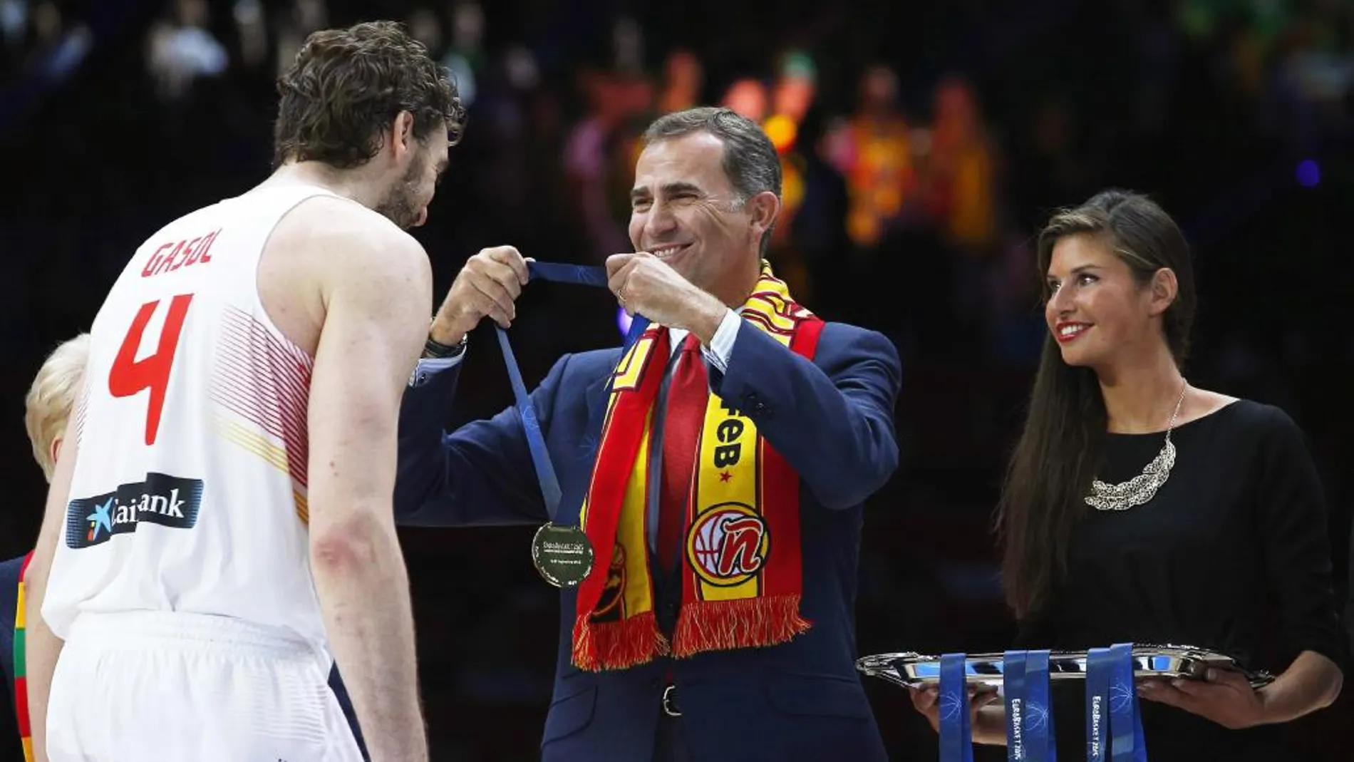 Pau Gasol recibe la medalla de campeón de Europa de manos del Rey Felipe VI