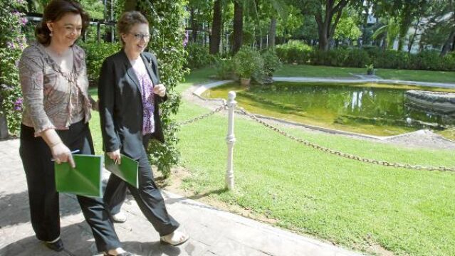 La vicepresidenta primera de la Junta, Mar Moreno, y la consejera de Hacienda, Carmen Martínez Aguayo (d), tras el Consejo