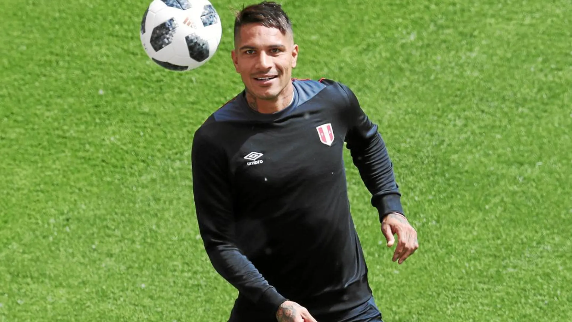 El capitán peruano, Paolo Guerrero, está preparado para debutar en el Mundial / Efe