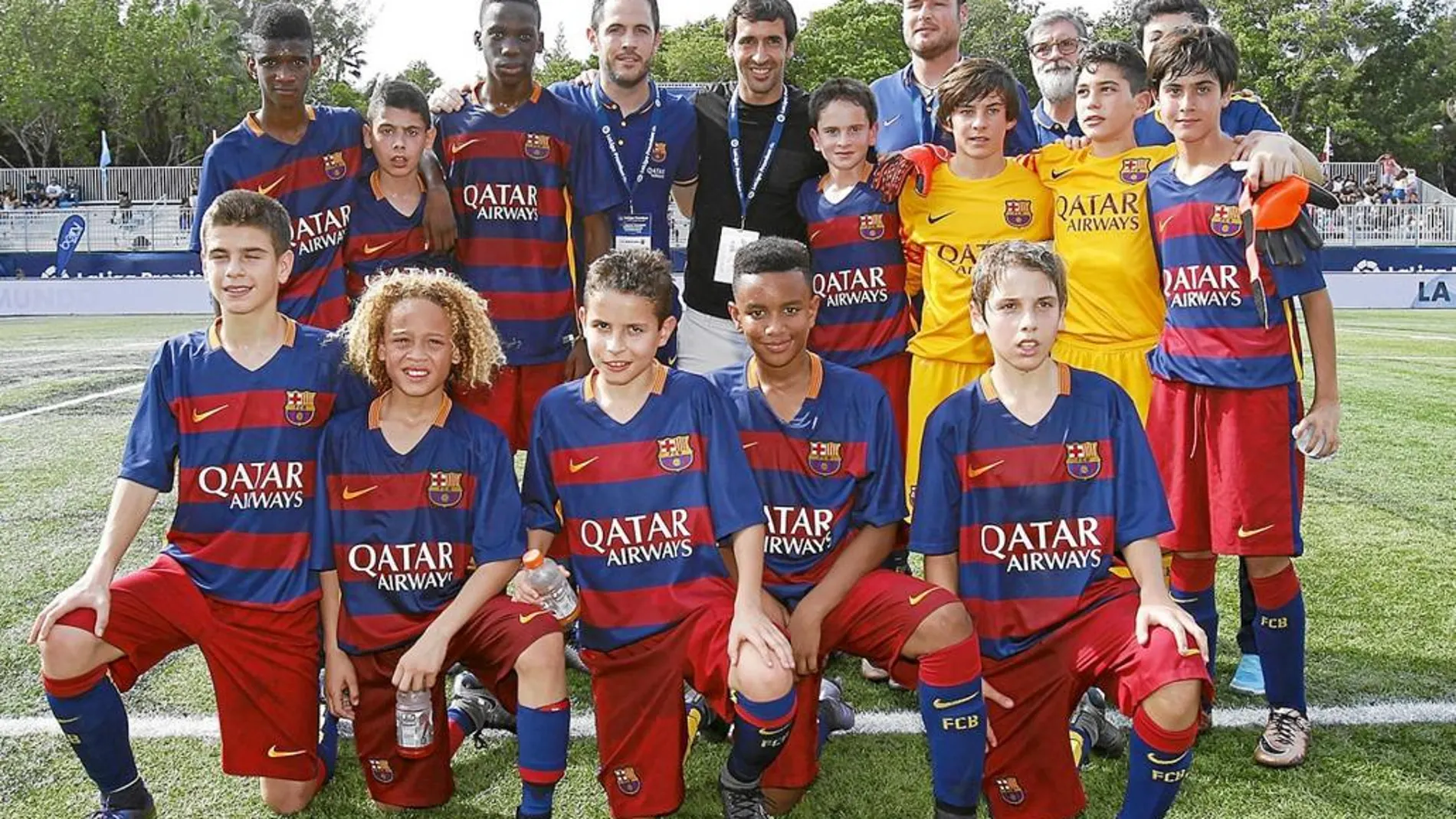 Al final, después del partido los jugadores del Barcelona sí que se hicieron una foto con el ex futbolista del Real Madrid. Antes, cuando Raúl les saludó en el hotel de concentración, les dijo que si querían hacerse una foto y el responsable de los niños les dijo que tenían que irse