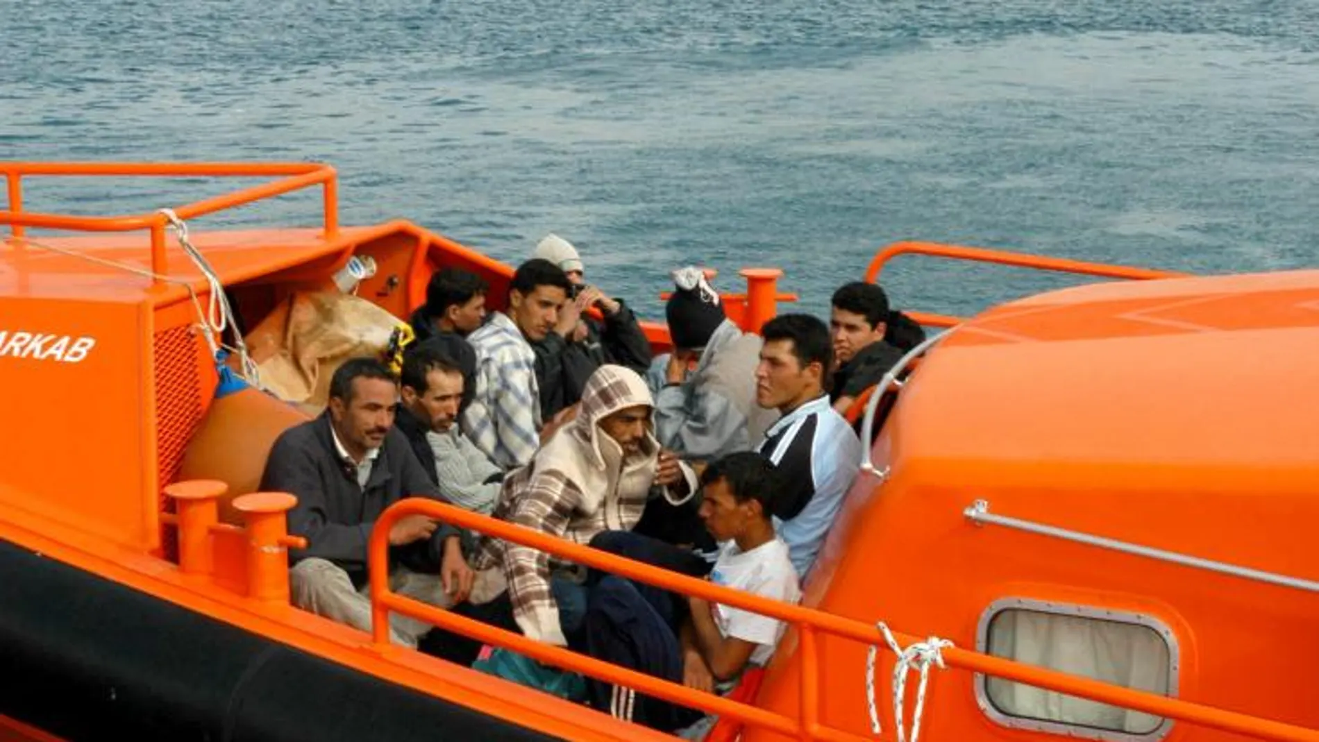 Inmigrantes a bordo de una embarcación de Salvamento Marítimo