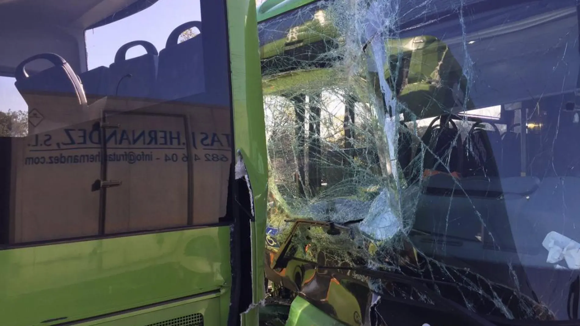 Los autobuses han chocado por causas que se desconocen / @EmergenciasMad