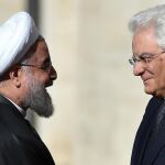 El jefe del Estado italiano, Sergio Mattarella da la bienvenida al presidente de Irán, Hasán Rohaní a su llegada al palacio del Quirinale en Roma.
