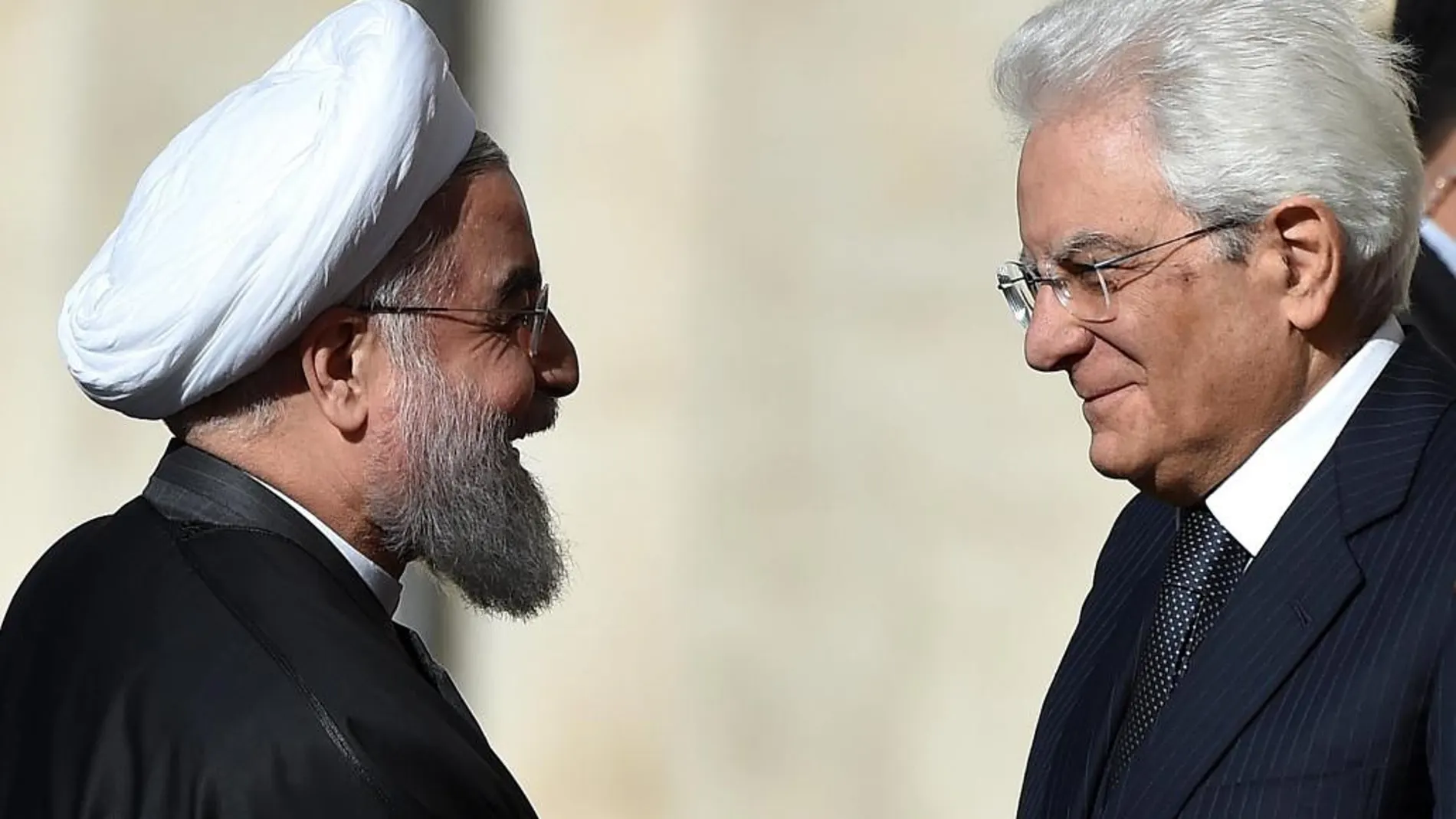 El jefe del Estado italiano, Sergio Mattarella da la bienvenida al presidente de Irán, Hasán Rohaní a su llegada al palacio del Quirinale en Roma.