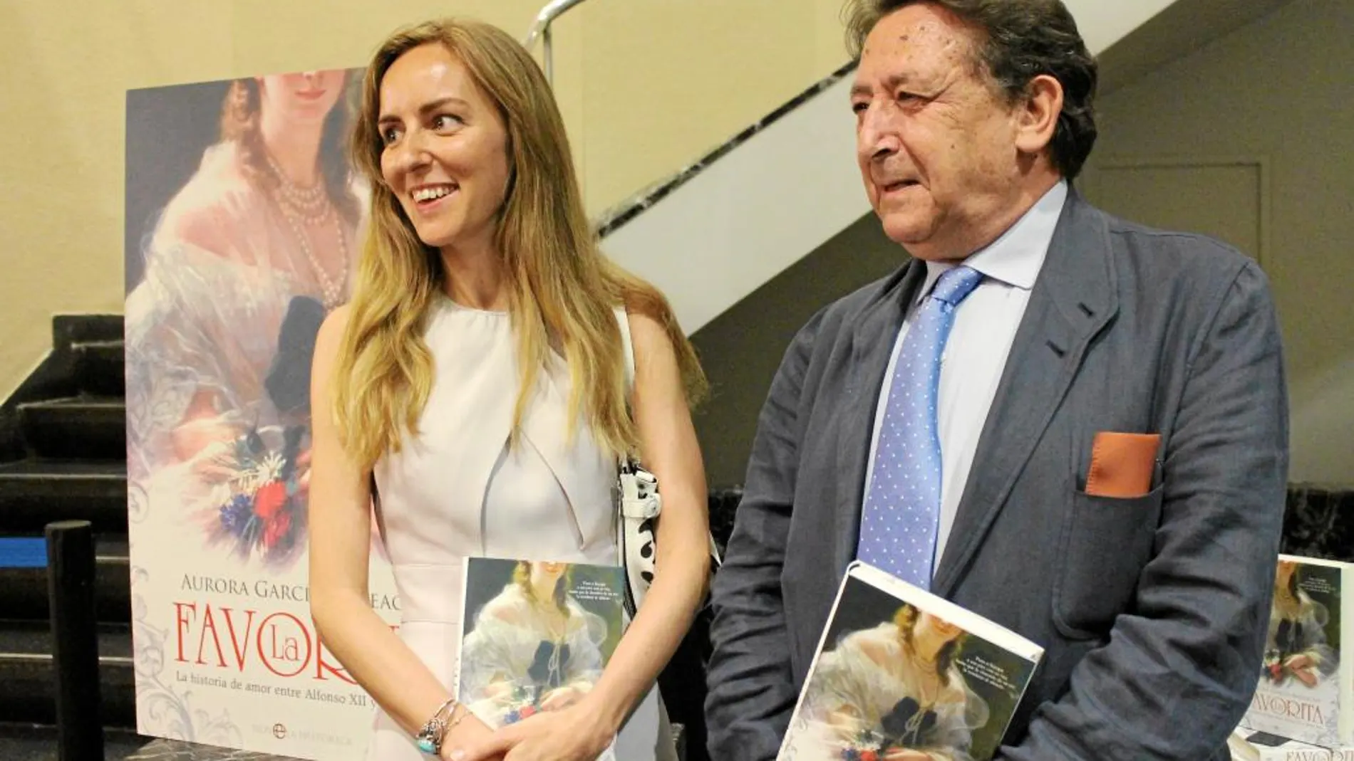 La autora, Aurora García Mateache, junto a Alfonso Ussía, en la presentación del libro
