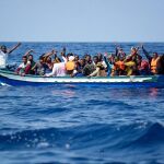 Varios inmigrantes siendo rescatados para ser llevados a bordo del barco Aquarius en el Mediterráneo el 10 de agosto del 2018. / EFE/ Guglielmo Mangiapane/SOS MEDITERRÁNEÉ