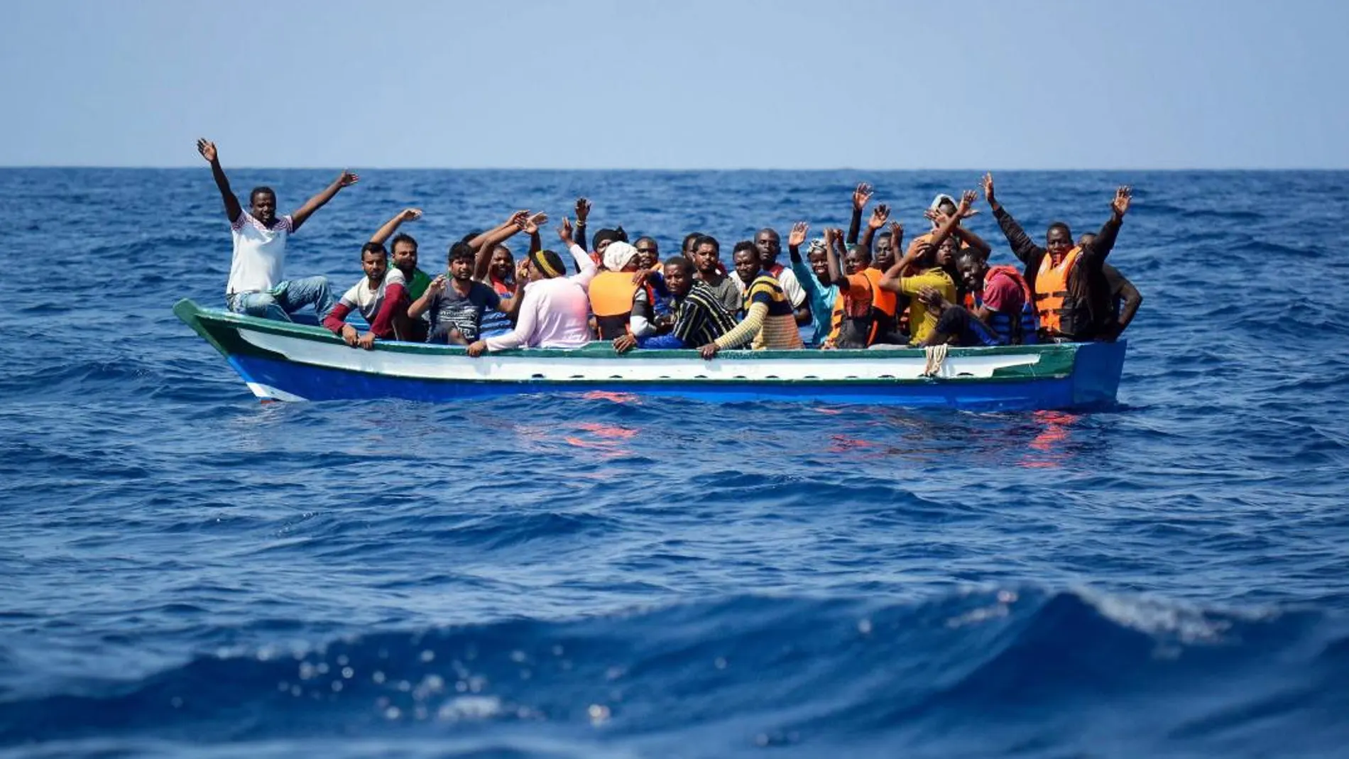 Varios inmigrantes siendo rescatados para ser llevados a bordo del barco Aquarius en el Mediterráneo el 10 de agosto del 2018. / EFE/ Guglielmo Mangiapane/SOS MEDITERRÁNEÉ