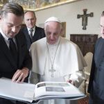 El Papa Francisco junto al actor estadounidense Leonardo Di Caprio