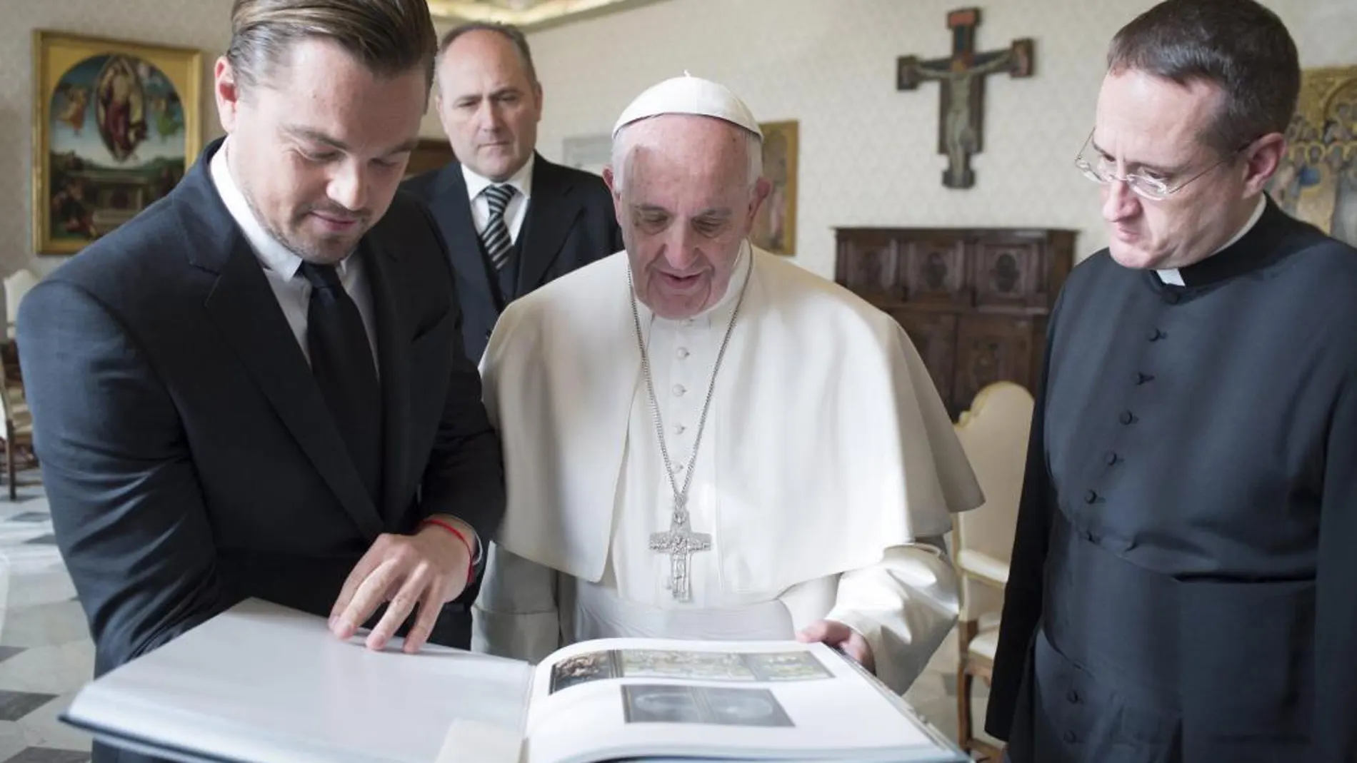 El Papa Francisco junto al actor estadounidense Leonardo Di Caprio