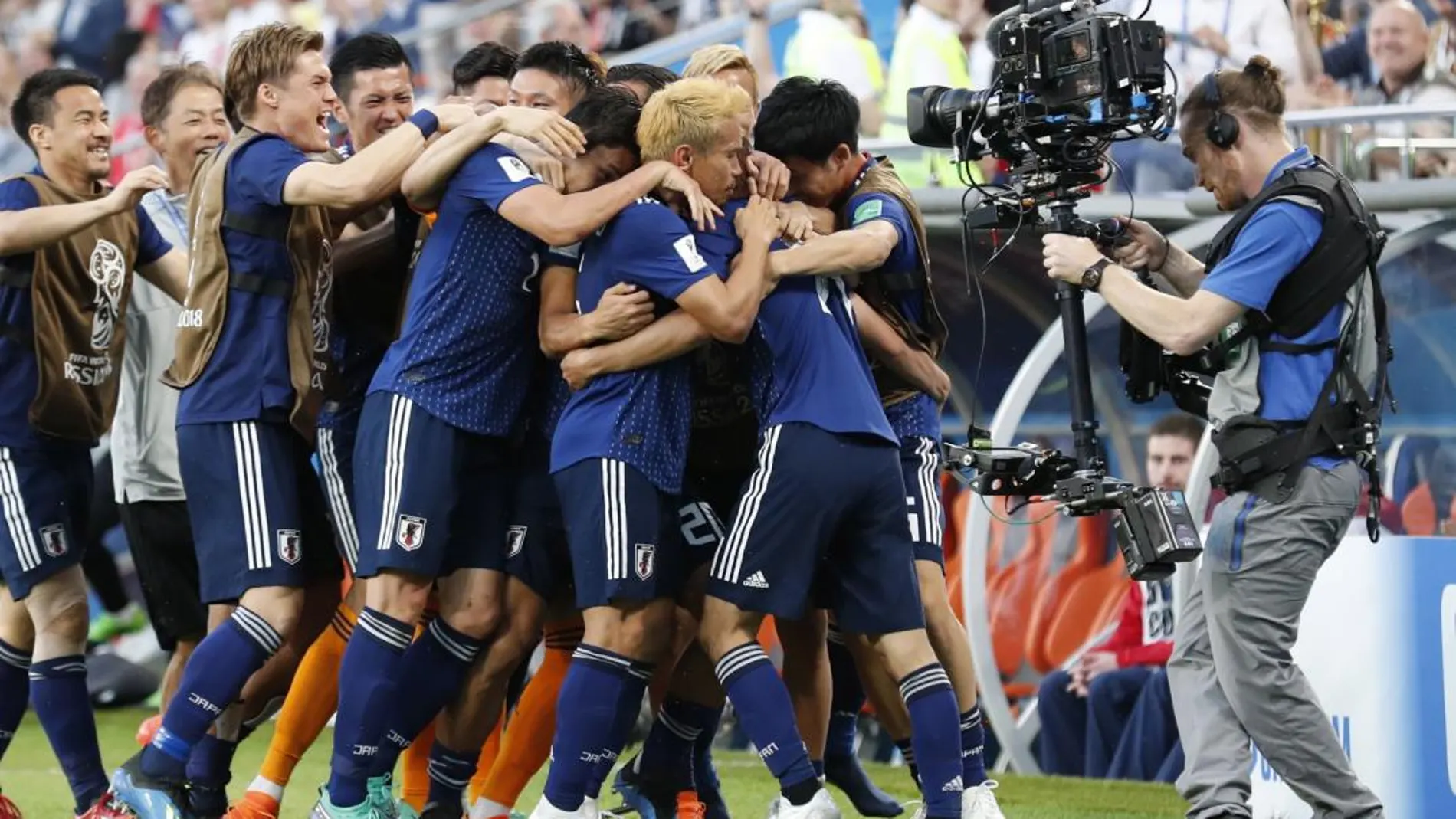 Los jugadores de Japón celebran uno de los goles del equipo nipón.