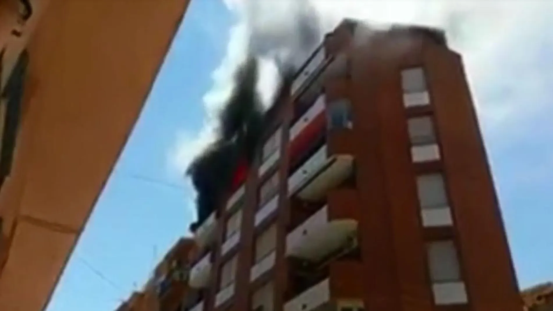 Un menor y dos mujeres se salvan de un incendio saltando al edificio de al lado