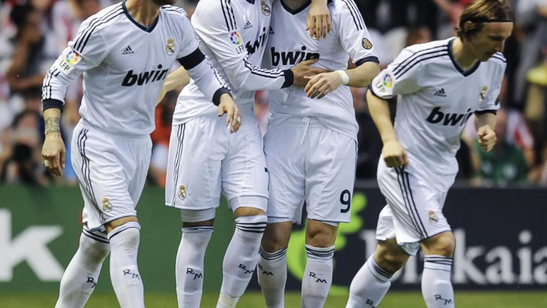 El delantero portugués del Real Madrid Cristiano Ronaldo (2i) celebra su gol, primero del equipo, con los compañeros