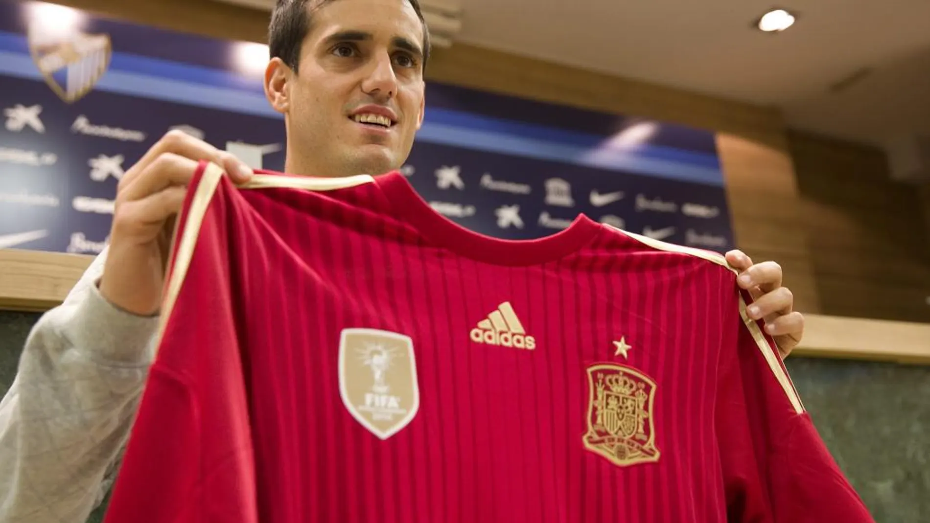 Juanmi Jiménez posa con la camiseta de la Selección.