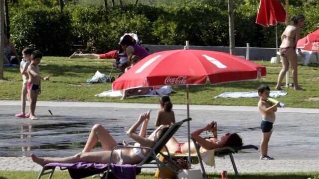 Los madrileños atenúan el calor en las fuentes de Madríd Río