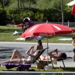 Los madrileños atenúan el calor en las fuentes de Madríd Río