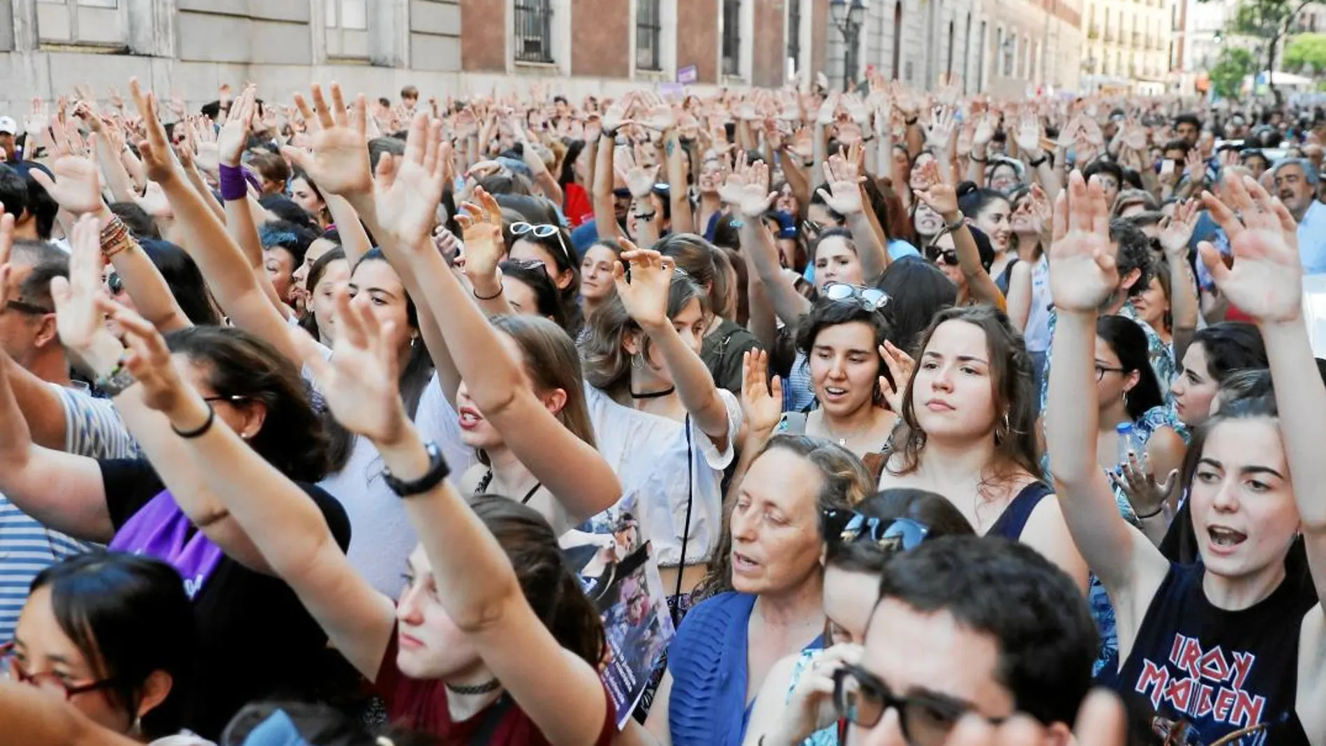 Una de las movilizaciones que ayer recorrieron España para expresar su indignación por la puesta en libertad
