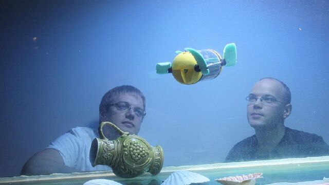 Los investigadores Asko Ristolainen y Taavi Salumäe prueban el robot en el acuario del Centro de Biorrobótica