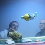 Los investigadores Asko Ristolainen y Taavi Salumäe prueban el robot en el acuario del Centro de Biorrobótica