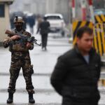 Un miembro del ejército afgano en el área de la explosión ocurrida en Kabul