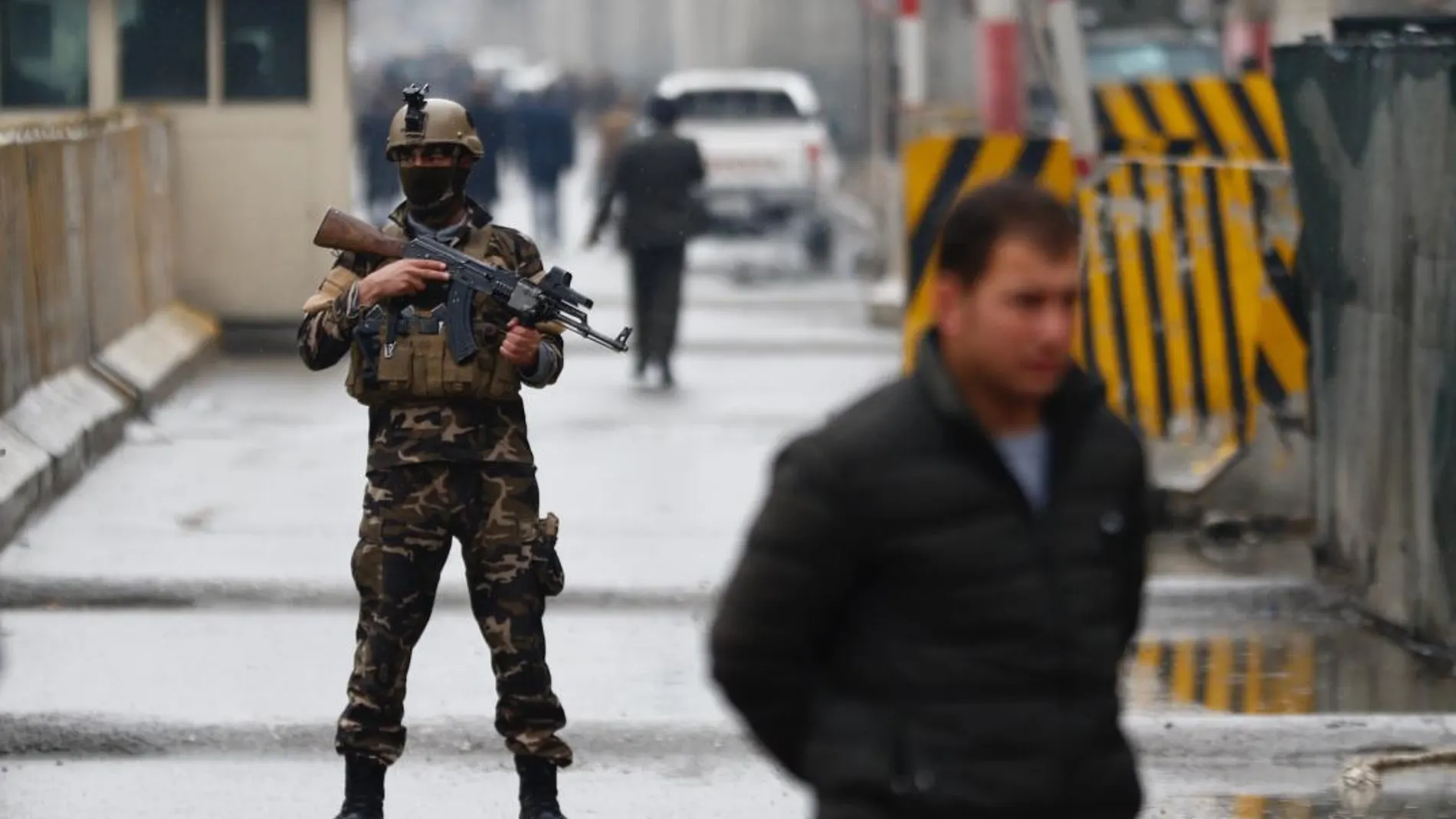 Un miembro del ejército afgano en el área de la explosión ocurrida en Kabul