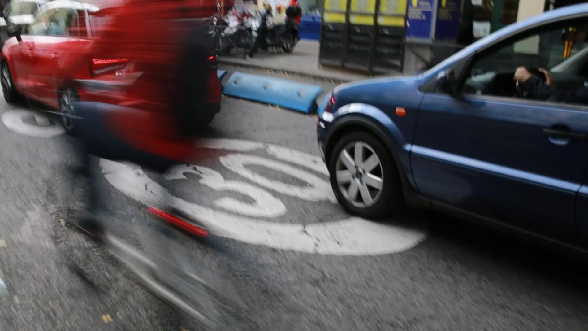 El PP ha presentado recientemente dos mociones con caracter protector hacia el sector de los ciclistas: una relacionada sobre el uso de las luces traseras en bicicletas, y otra sobre la normativa del carril-bici en la Región de Murcia (ARCHIVO)