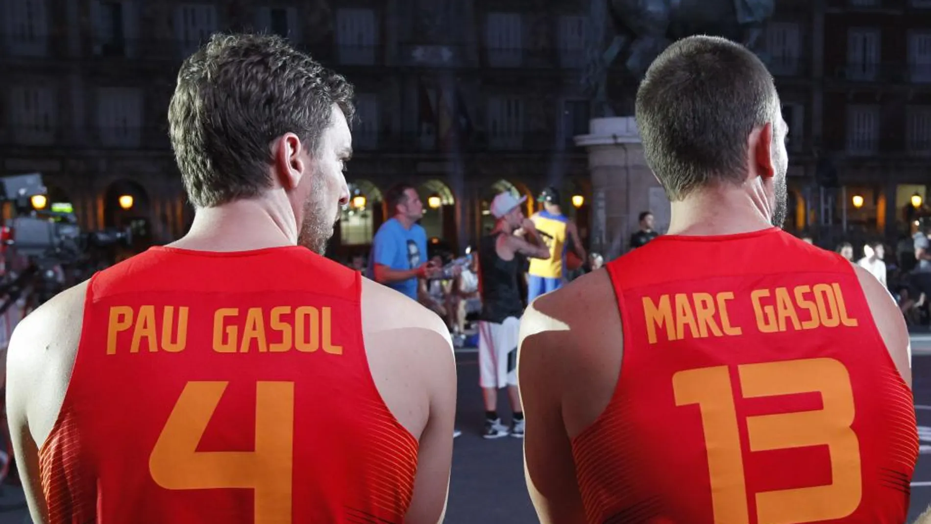 Los hermanos Marc (i) y Pau Gasol, con la camiseta de la selección española de baloncesto.