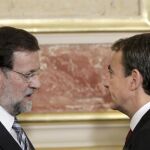 Zapatero y Rajoy charlaron ayer durante unos minutos en la recepción del aniversario de la Constitución