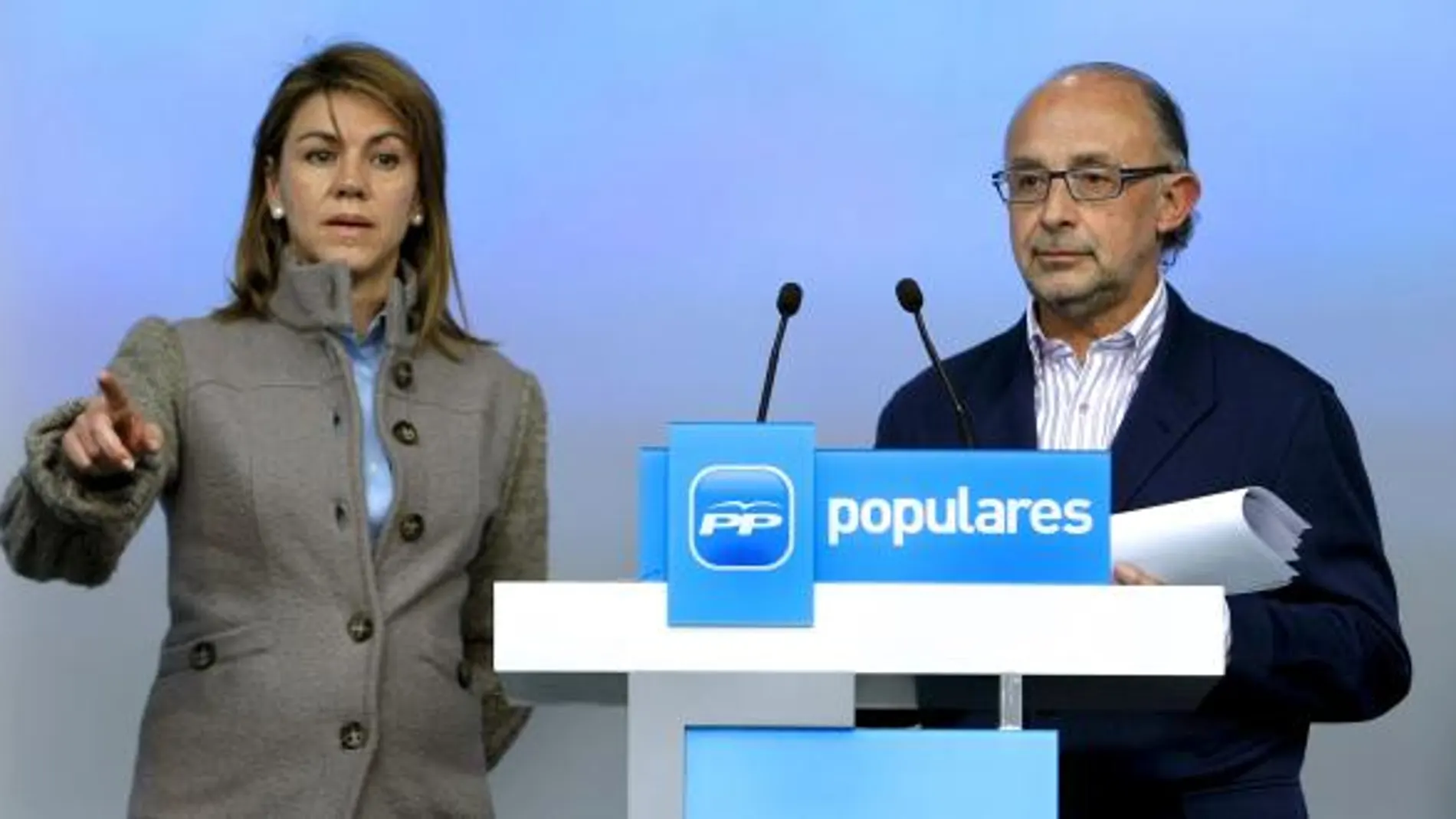 La secretaria general del PP, María Dolores de Cospedal (i), y el portavoz económico del partido, Cristóbal Montoro