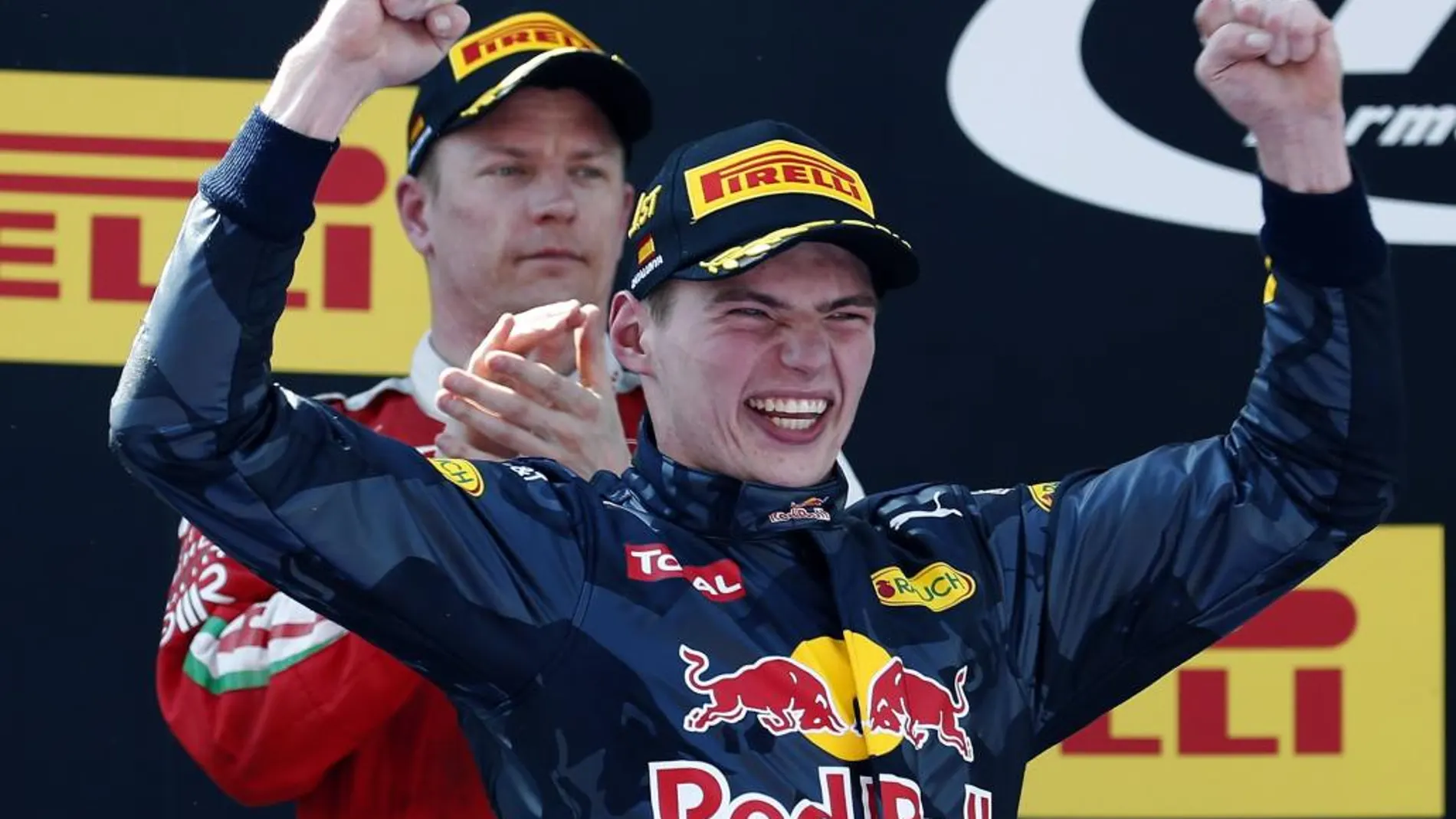 El piloto holandés Max Verstappen, del equipo Red Bull, celebra su victoria hoy en el Gran Premio de España.