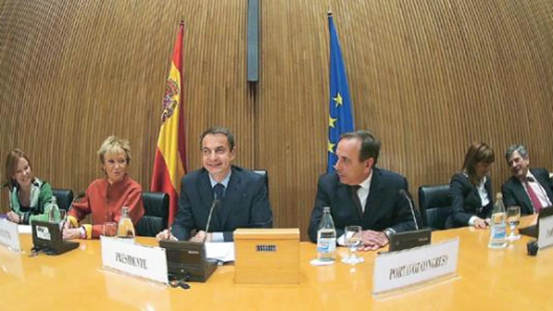 Leire Pajín, Fernández de la Vega y Alonso arroparon a Zapatero en su comparecencia de ayer