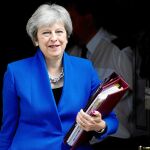 Theresa May sale de su coche oficial a su regreso a Downing Street tras la votación