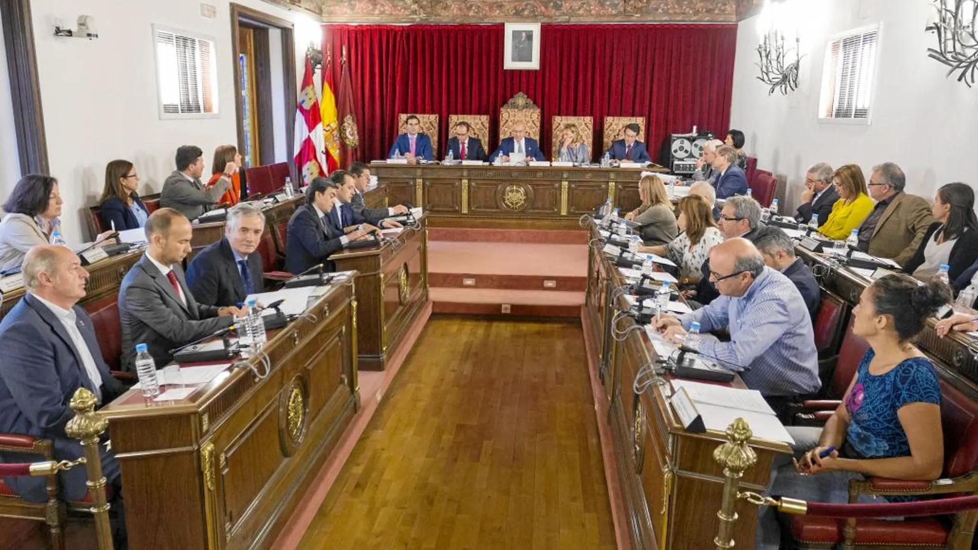 Jesús Julio Carnero preside el Pleno de la Diputación de Valladolid donde se aprobó esta proposición