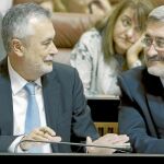 José Antonio Griñán conversa con Antonio Ávila en el Parlamento andaluz
