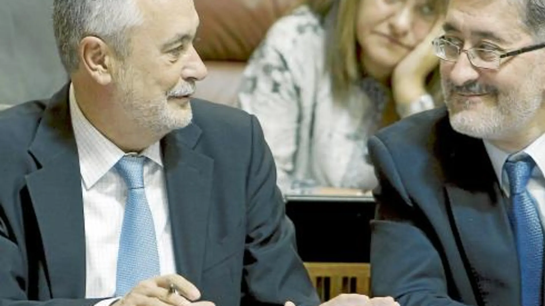 José Antonio Griñán conversa con Antonio Ávila en el Parlamento andaluz
