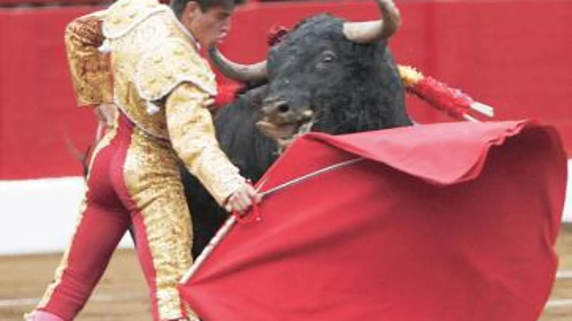 El tercer toro derrota en la muleta de Ruén Pinar, que cortó una oreja ayer en Santander