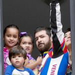 Ceballos, junto a su esposa y sus tres hijos en su casa de Caracas, ayer