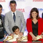 Cristiano Ronaldo con su familia y las cuatro Botas de Oro que ha conseguido a lo largo de su carrera