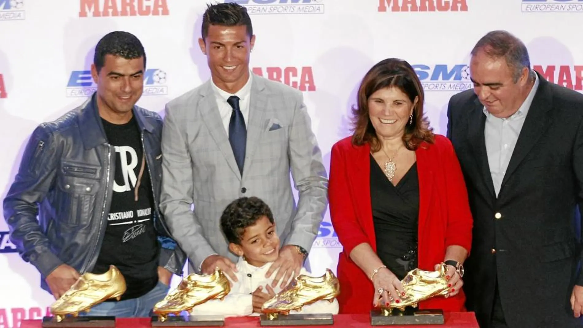 Cristiano Ronaldo con su familia y las cuatro Botas de Oro que ha conseguido a lo largo de su carrera
