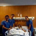 El equipo médico junto a Paco Ureña, tras la operación