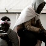 Fotografía facilitada por la ONG "SOS Mediterranee"del suministro alimentario por parte de los Guardias Costeros italianos a los inmigrantes del Aquarius, en Sicilia. Foto: Efe